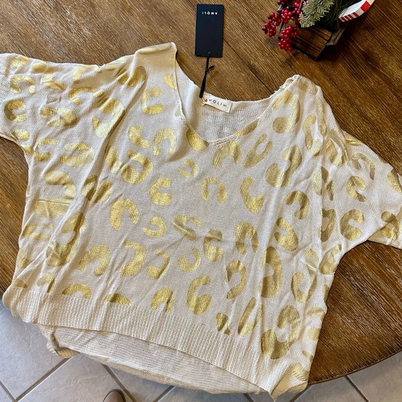 Cream and Gold V-neck leopard top. Super cute just never wore it. New w/tags. - Picture 2 of 2